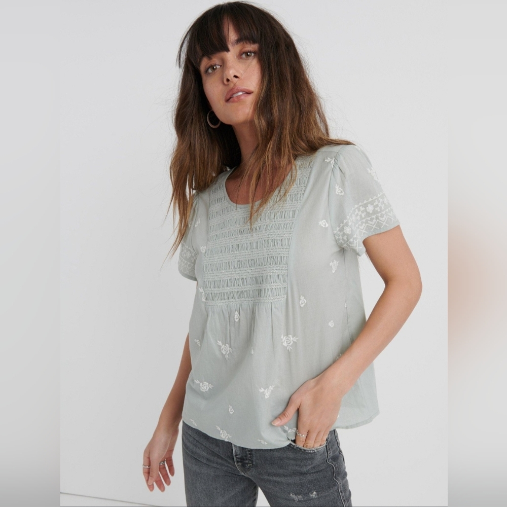 Lucky Brand XS Gray Smocked Embroidered Floral Peasant Top Blouse Boho